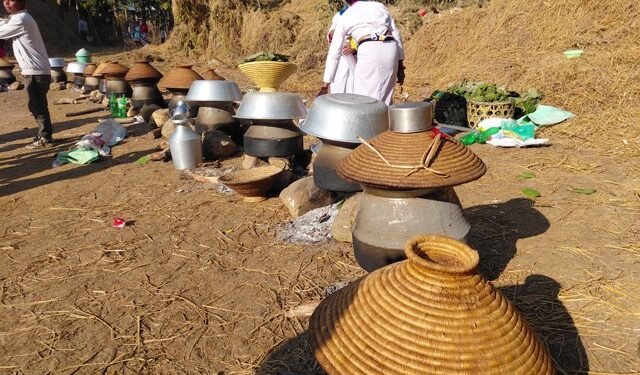 ढिक्री बनाउन व्यस्त थारू समुदाय