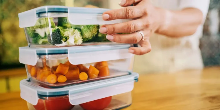 प्लास्टिकमा खानेकुरा राख्नु खतरनाक ! यसरी गर्नुस घरलाई प्लास्टिक मुक्त