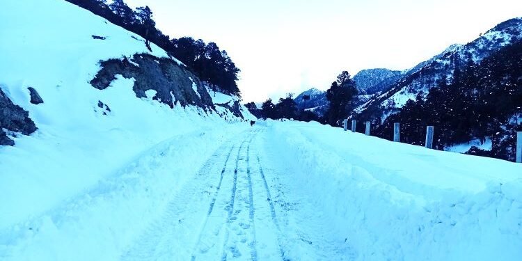 भारी हिमपातले मध्यपहाडी लोकमार्ग अवरुद्ध