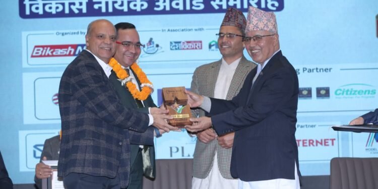 नबिल बैंक ‘विकास नायक २०८२’ द्वारा सम्मानित