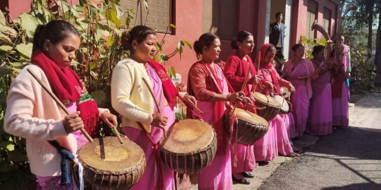 महिला समूहलाई नौमती बाजा बजाउन भ्याइनभ्याई