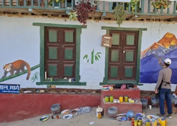 दिक्तेलमा चित्र बनाउँदै ललितकला क्याम्पसका विद्यार्थी