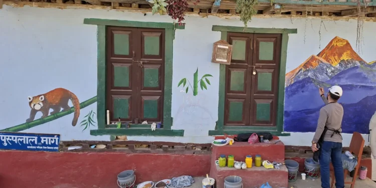 दिक्तेलमा चित्र बनाउँदै ललितकला क्याम्पसका विद्यार्थी