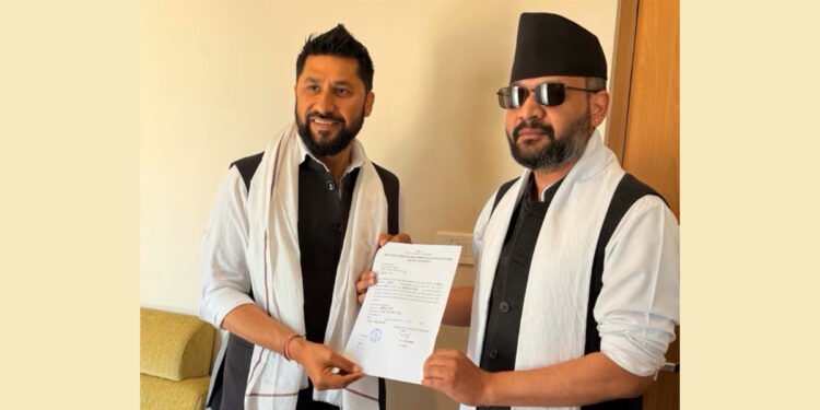 बालेनले रविको हातबाट जनकपुरमा लिए झापा-५ को टिकट