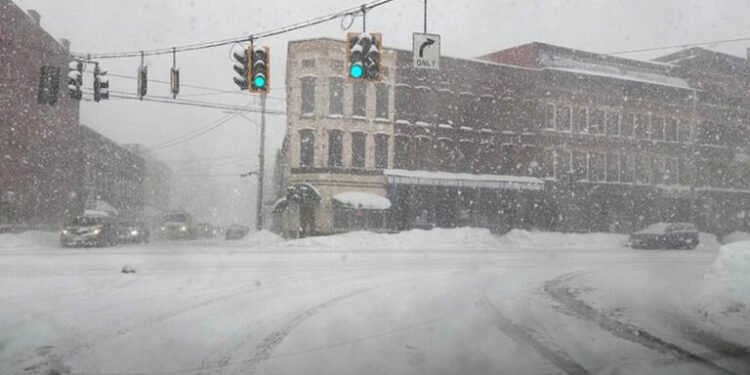 हिमआँधीले अमेरिकामा १० लाखभन्दा बढी घरधुरीमा विद्युत सेवा अवरुद्ध, हजारौँ उडान अवरुद्ध