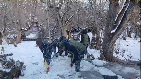 सशस्त्र प्रहरीद्वारा मुक्तिनाथ मन्दिरको हिउँ पन्छायो