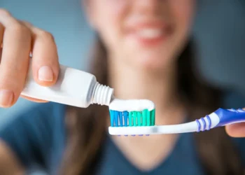 धेरै टुथपेस्ट राखेर दाँत माझ्दा निम्तन सक्छ यस्ता समस्या