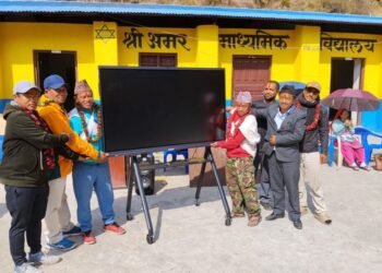 चिमखोलाका विद्यालयलाई ‘स्मार्ट बोर्ड’ सहयोग