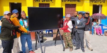 चिमखोलाका विद्यालयलाई ‘स्मार्ट बोर्ड’ सहयोग