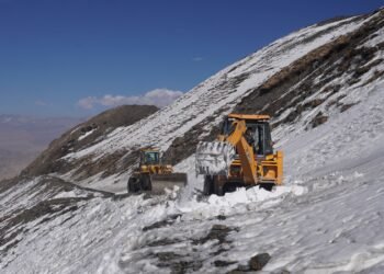 साङ्ता मतदान केन्द्र जाने सडकको हिउँ पन्छाइँदै