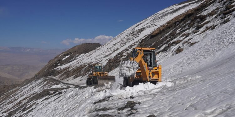 साङ्ता मतदान केन्द्र जाने सडकको हिउँ पन्छाइँदै