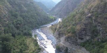 दिक्तेल–रेग्मीटार सडक : घर्तीभिरको चट्टान फुटाउन थालियो