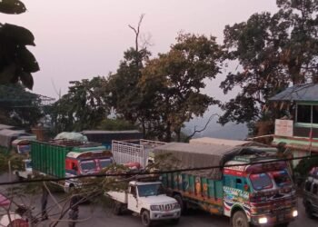 मेची राजमार्गमा पहिरो खस्दा सवारी आवागमन ठप्प