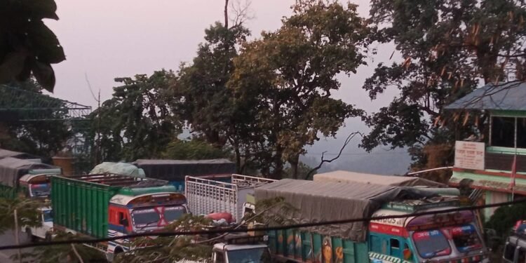 मेची राजमार्गमा पहिरो खस्दा सवारी आवागमन ठप्प