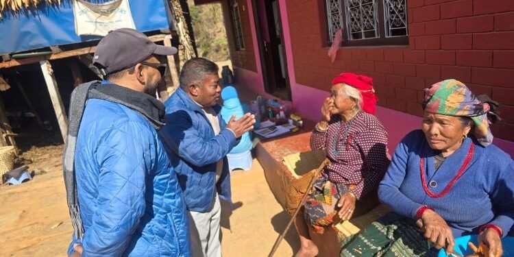 बागलुङमा मतदाता फकाउन घरदैलोमा उम्मेदवार