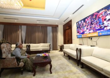 विश्वकप क्रिकेटः १८५ रनको लक्ष्य पछ्याउँदै नेपाल, खेल हेर्दै प्रधानमन्त्री