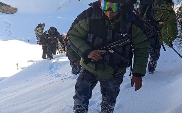 हिउँले ढाकिएको छाङ्रूमा पहरा गर्दै सशस्त्र