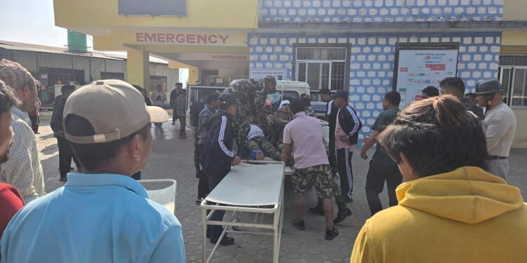 भोजपुरमा नेपाली सेना चढेको बस दुर्घटना, २४ घाइते मध्ये ९ गम्भीर