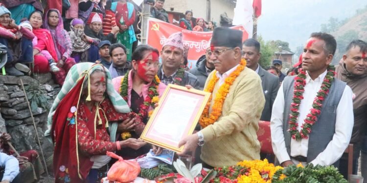 प्रचण्डलाई १ लाख ५०५ रुपैयाँ चुनावी सहयोग !