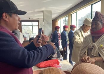 राउटेले बनाएका भाँडा किन्नेभन्दा फोटो खिच्ने धेरै