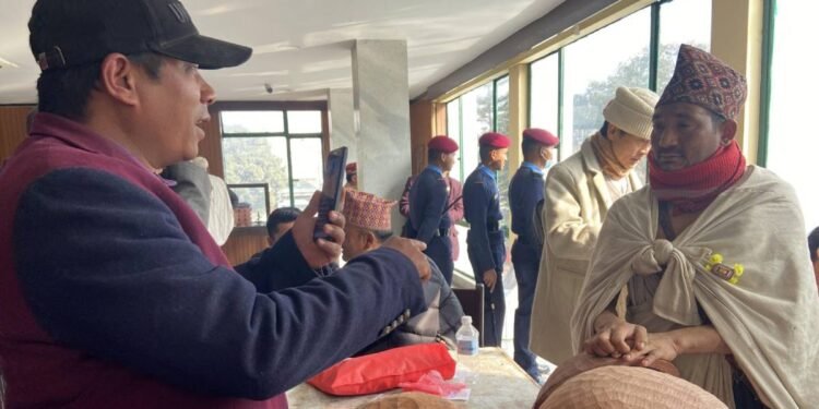 राउटेले बनाएका भाँडा किन्नेभन्दा फोटो खिच्ने धेरै