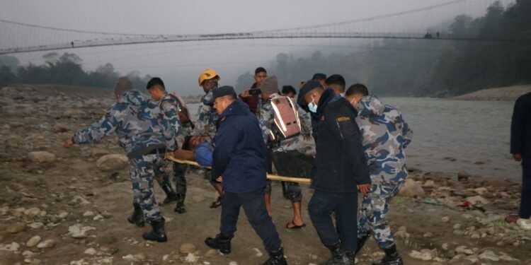 बसभित्र च्यापिएका घाइतेको पाँच घण्टापछि जीवितै उद्धार