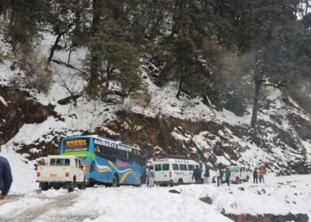 भारी हिमपातका कारण मध्यपहाडी लोकमार्ग अवरुद्ध