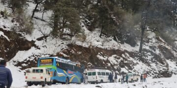 भारी हिमपातका कारण मध्यपहाडी लोकमार्ग अवरुद्ध