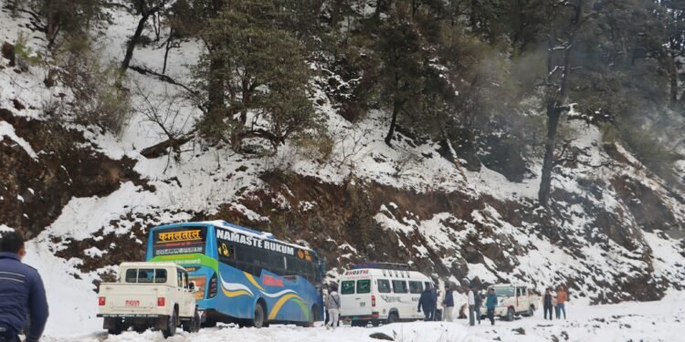 भारी हिमपातका कारण मध्यपहाडी लोकमार्ग अवरुद्ध