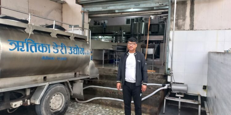 बुबाको पेसालाई पछ्याउँदै सफल डेरी उद्यागी बनेका योगेन्द्र