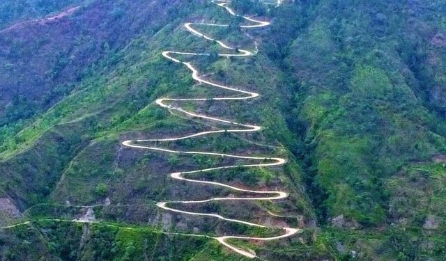 भोजपुर-बेहेर नागबेली सडकको दृश्यले पर्यटकलाई आकर्षित गर्दै