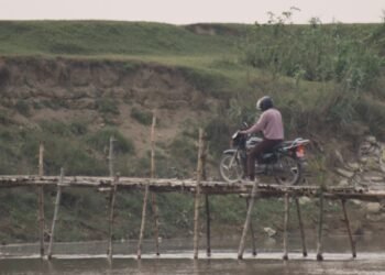 पुल नहुँदा जोखिमपूर्ण यात्रा : बाँसको पुलमै निर्भर मर्चवारका बासिन्दा