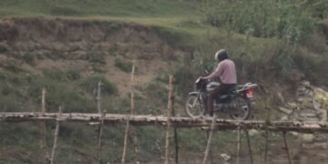 पुल नहुँदा जोखिमपूर्ण यात्रा : बाँसको पुलमै निर्भर मर्चवारका बासिन्दा