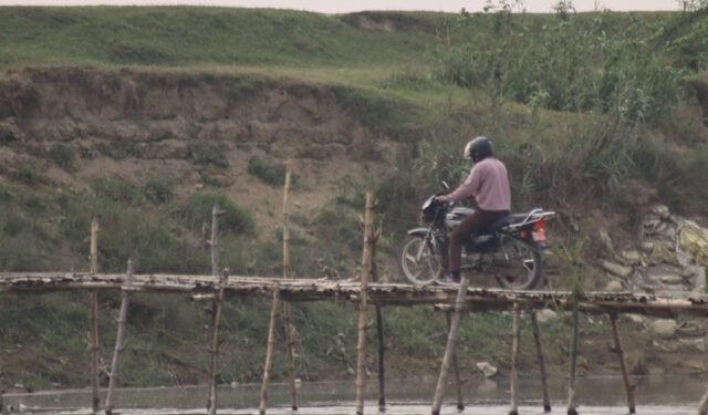 पुल नहुँदा जोखिमपूर्ण यात्रा : बाँसको पुलमै निर्भर मर्चवारका बासिन्दा