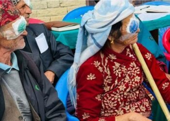 परिवारको साथ लिएर आँखा शिविरमा आएका वृद्धवृद्धा उपचारपछि आफैँ घर फर्किए