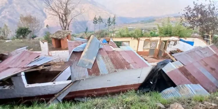 भोजपुरमा हावाहुरीले ब्यारेकको छाना उडाएपछि सशस्त्र प्रहरीलाई बस्न समस्या