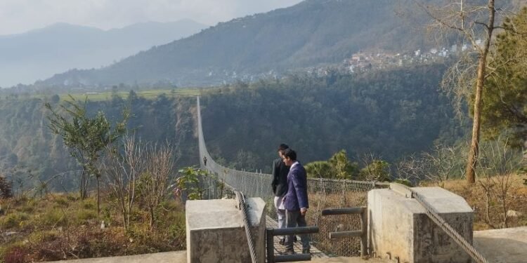 दुई जिल्ला जोड्ने झोलुङ्गे पुलले यात्रा सहज