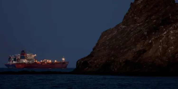 होर्मुज संकट चर्किँदै: अमेरिका–इरान आमनेसामने, क्षेत्रीय युद्धको जोखिम बढ्दो