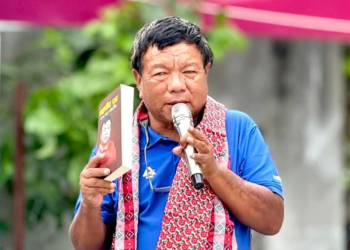 नवनिर्वाचित सांसद महावीर पुन किताब बेच्न पोखरामा