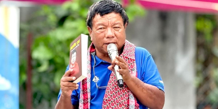 नवनिर्वाचित सांसद महावीर पुन किताब बेच्न पोखरामा