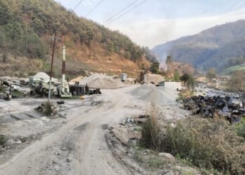 अवैध रूपमा सञ्चालित क्रसरबाट नुवाकोटका स्थानीयवासी पीडित, विद्यालय र अस्पताल झनै समस्यामा