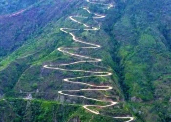 भोजपुर-बेहेर नागबेली सडकको दृश्यले पर्यटकलाई आकर्षित गर्दै