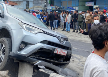 बिदाको दिन सरकारी कारमा हुइँकिए हाकिम सा’प, डिभाइडरमा ठोकेपछि नियन्त्रणमा