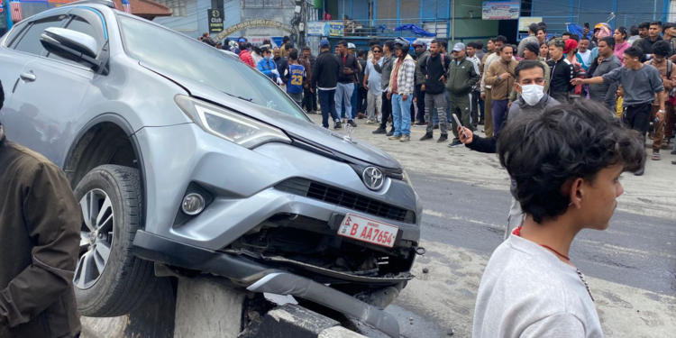 बिदाको दिन सरकारी कारमा हुइँकिए हाकिम सा’प, डिभाइडरमा ठोकेपछि नियन्त्रणमा