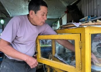 मिठाई बेचेर खुसी कमाएका हरिबहादुर