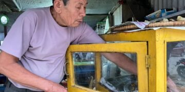 मिठाई बेचेर खुसी कमाएका हरिबहादुर