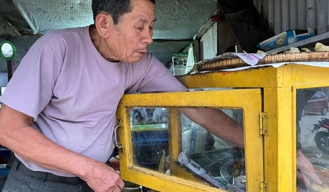 मिठाई बेचेर खुसी कमाएका हरिबहादुर