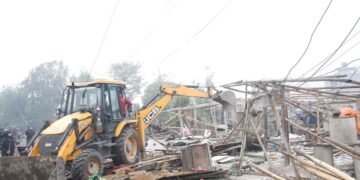 मनोहरा सुकुमवासी बस्तीमा घरटहरा भत्काउन सुरु