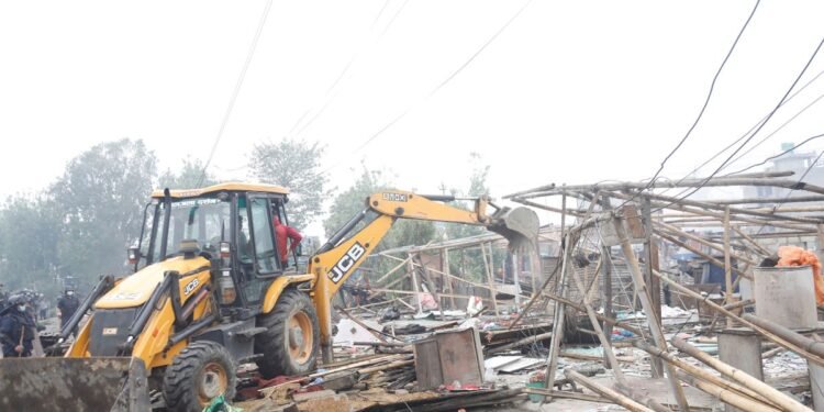 मनोहरा सुकुमवासी बस्तीमा घरटहरा भत्काउन सुरु