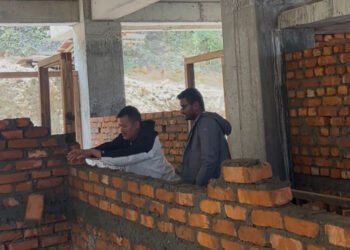 सम्झौता बिपरीतका इँटा प्रयोग गरेपछि प्रशासनिक भवनको पर्खाल भत्काइयो